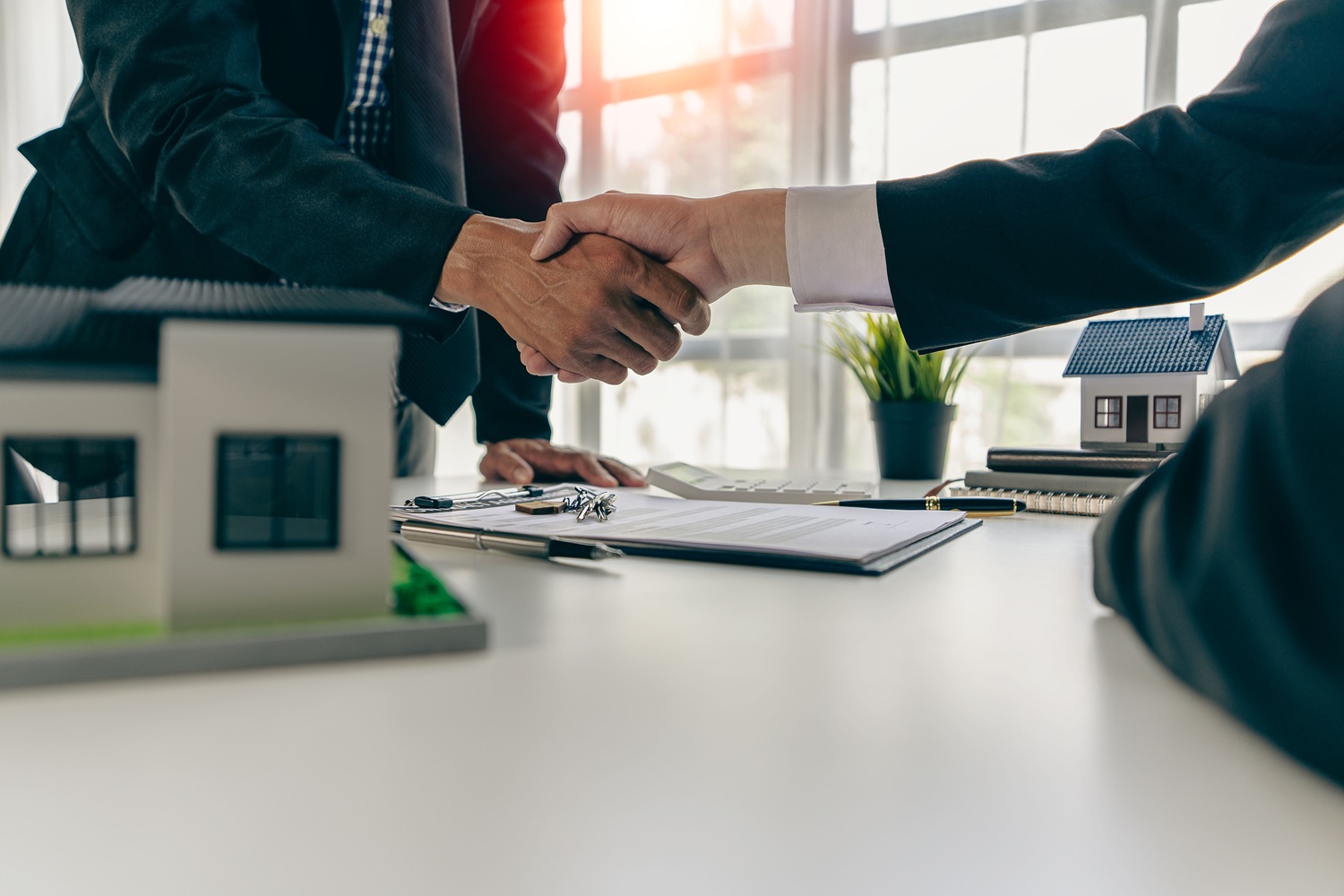 Agent,,Lease,,Successful,Management,Real,Estate,Brokerage,Manager,Shaking,Hands